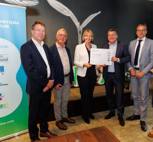 Helga Witjes, Provincial Executive member for Economy and Innovation in Gelderland, receives the report on the new food innovation park in Ede.