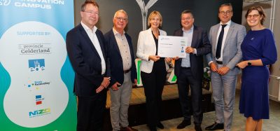 Helga Witjes, Provincial Executive member for Economy and Innovation in Gelderland, receives the report on the new food innovation park in Ede.