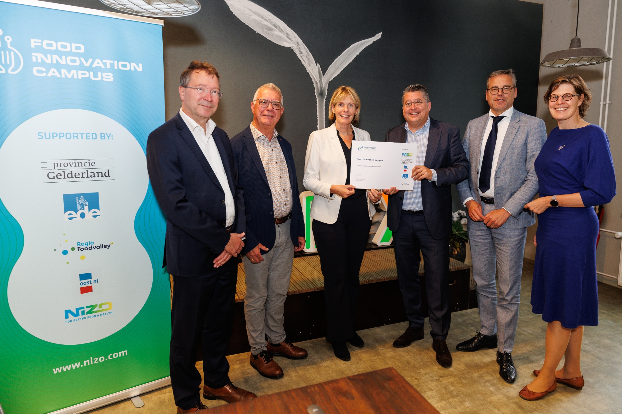 Helga Witjes, Provincial Executive member for Economy and Innovation in Gelderland, receives the report on the new food innovation park in Ede.