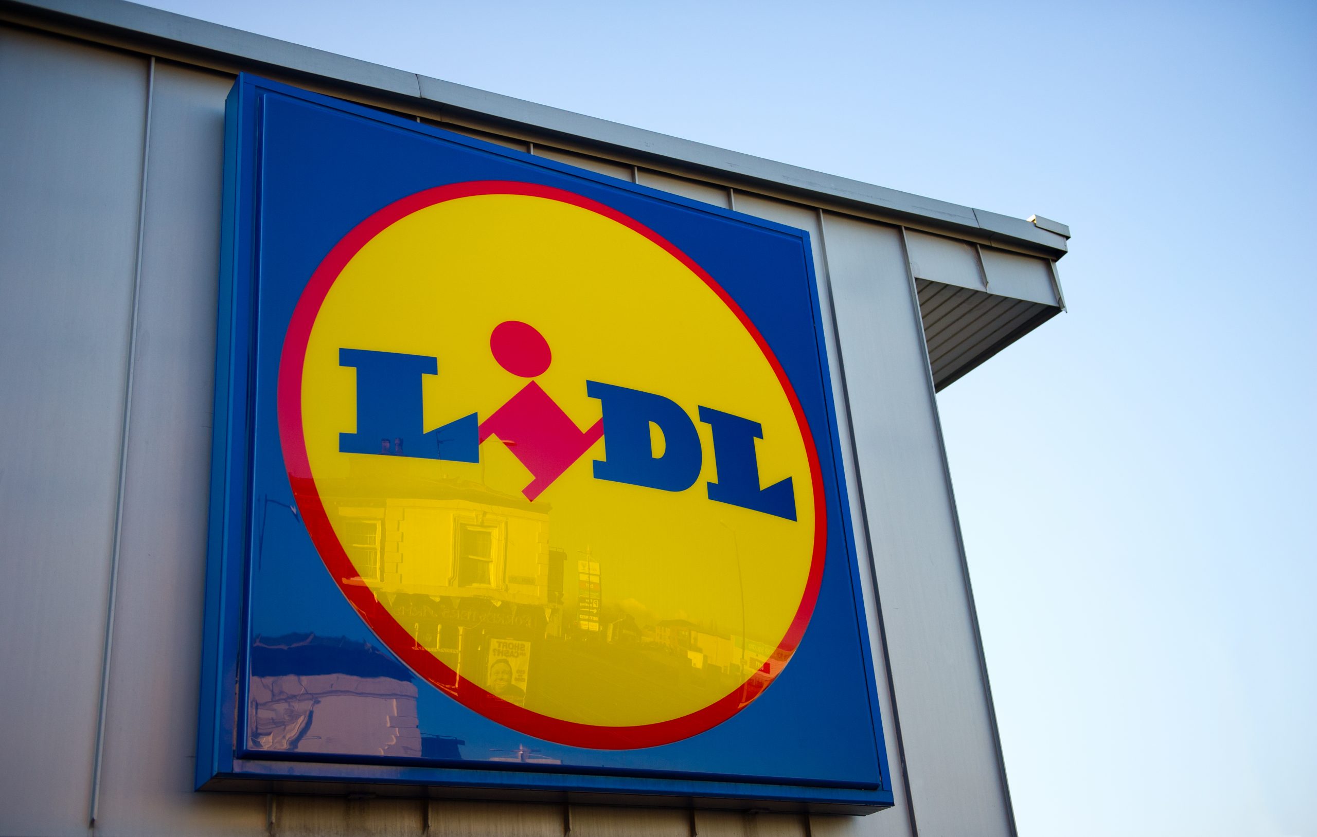 Lidl GB has recalled a batch of roasted cashew nuts due to possible glass contamination, warning consumers of a potential choking hazard.